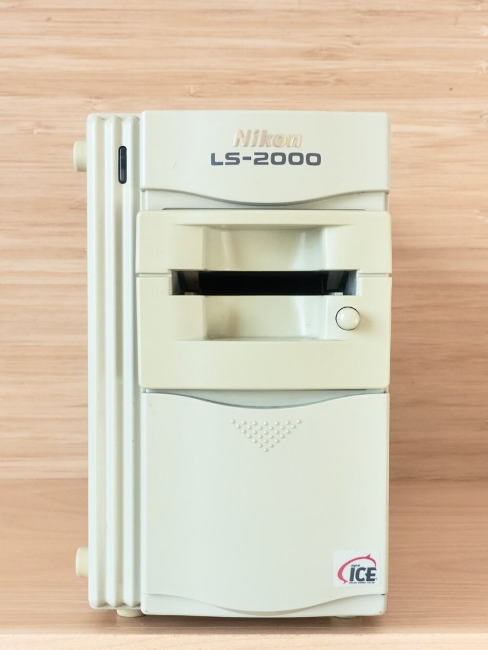 Nikon LS-2000 35mm Film Scanner with MA-20 Slide Mount Adapter